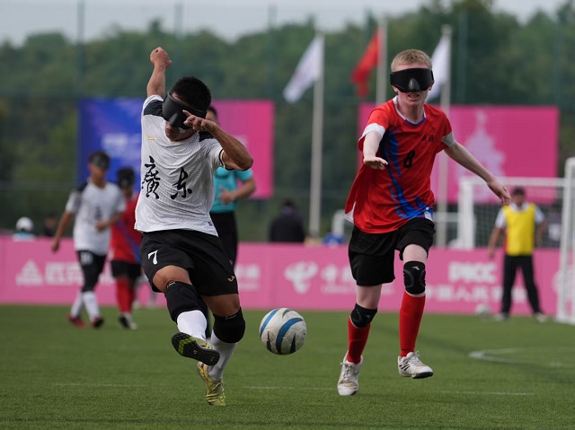 图为残特奥会盲人足球男子小组赛比赛现场